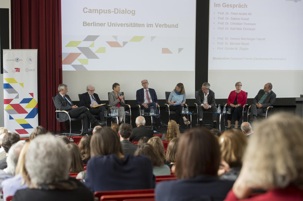 Die Präsidenten der Freien Universität, der Humboldt-Universität, der Technischen Universität und der Vorstandsvorsitzende der Charité informierten mit drei Wissenschaftlern der Freien Universität über die gemeinsame Verbundbewerbung.