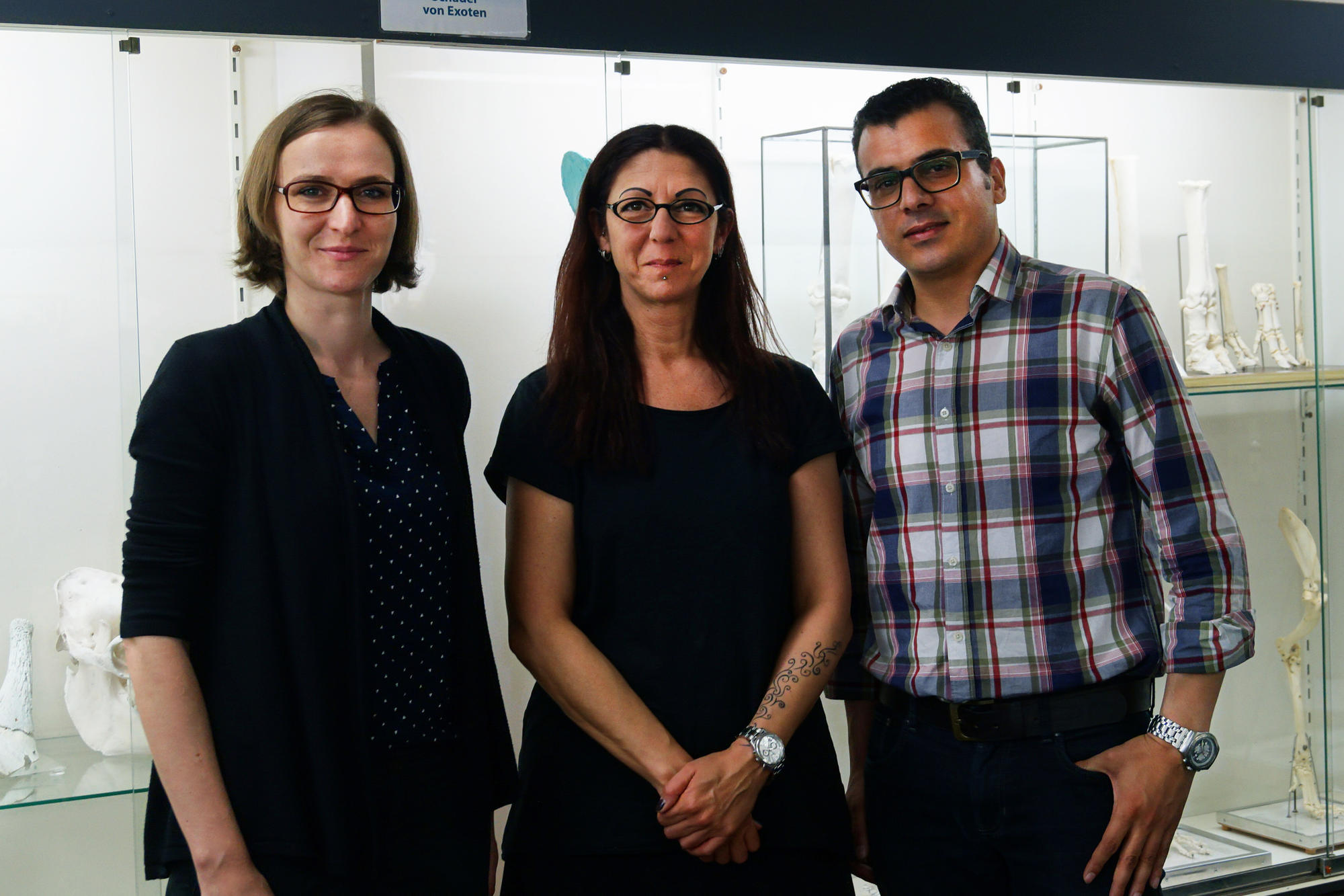 Constanze Bönig, Mahtab Bahramsoltani und Salah Al Masri (v.l.n.r.) entwerfen einen Online-Kurs, der geflüchtete Tierärzte dabei unterstützen soll, in Deutschland die Approbation zu erhalten.