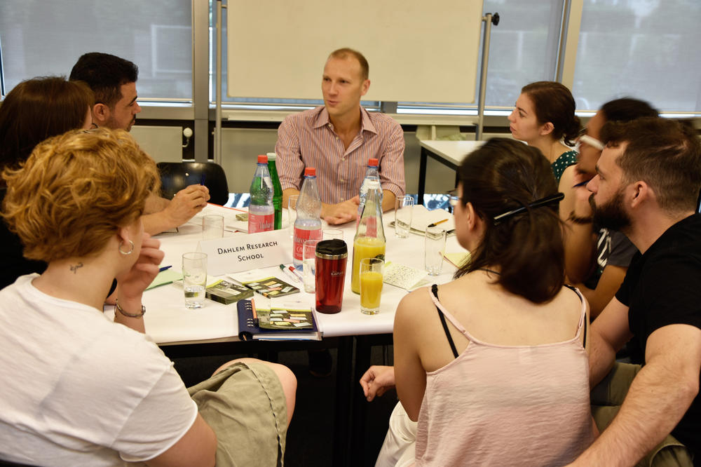 Neben fünf Stiftungen sowie dem katholischen Cusanuswerk und dem Promotionsstipendium des Landes Berlin war auch die Dahlem Research School der Freien Universität mit dem Referenten Julian Henneberg (Mitte) beim World Café vertreten.
