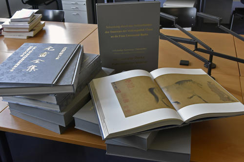 In 16 schweren Bänden sind alle Kunstwerke enthalten, die während der Yuan-Dynastie im chinesischen Kaiserreich entstanden sind. Das Bild zeigt nur einen kleinen Teil der Edition.