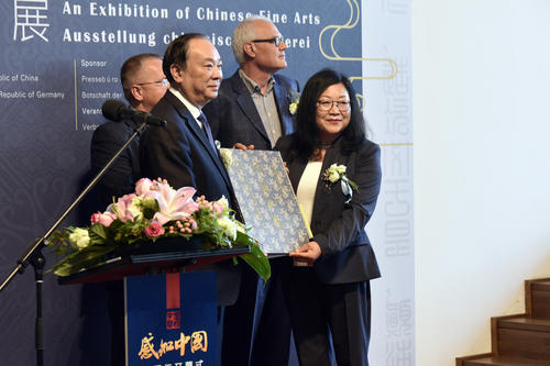 Minister Huang Kunming überreichte Prof. Dr. Lee-Kalisch das Buchgeschenk bei einer feierlichen Ausstellungseröffnung.