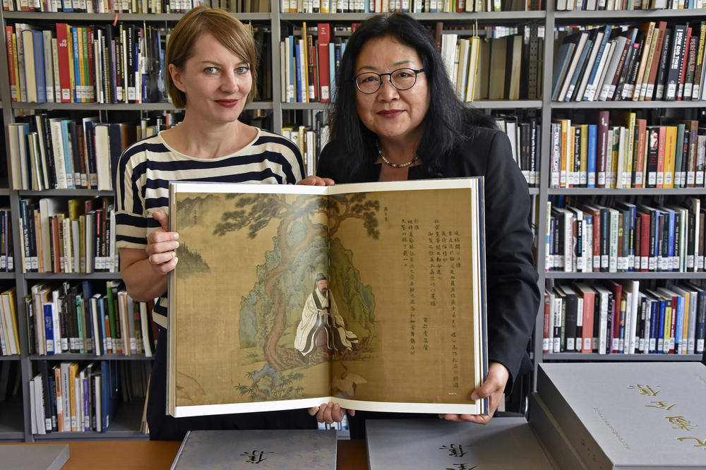 Freuen sich über das kostbare Geschenk: Dr. Ulrike Tarnow (links), Leiterin der Bibliotheken des kunsthistorischen Instituts der Freien Universität, sowie Prof. Dr. Jeong-hee Lee-Kalisch, Professorin für ostasiatische Kunstgeschichte