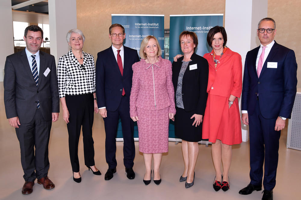 V.l.n.r.: Prof. Dr. Metzger, Staatssekretärin im BMBF Cornelia Quennet-Thielen, regierender Bürgermeister von Berlin Michael Müller, Bundesbildungsministerin Prof. Dr. Wanka, Prof. Dr.-Ing. Schieferdecker, Prof. Dr. Allmendinger, Prof. Dr. Emmer