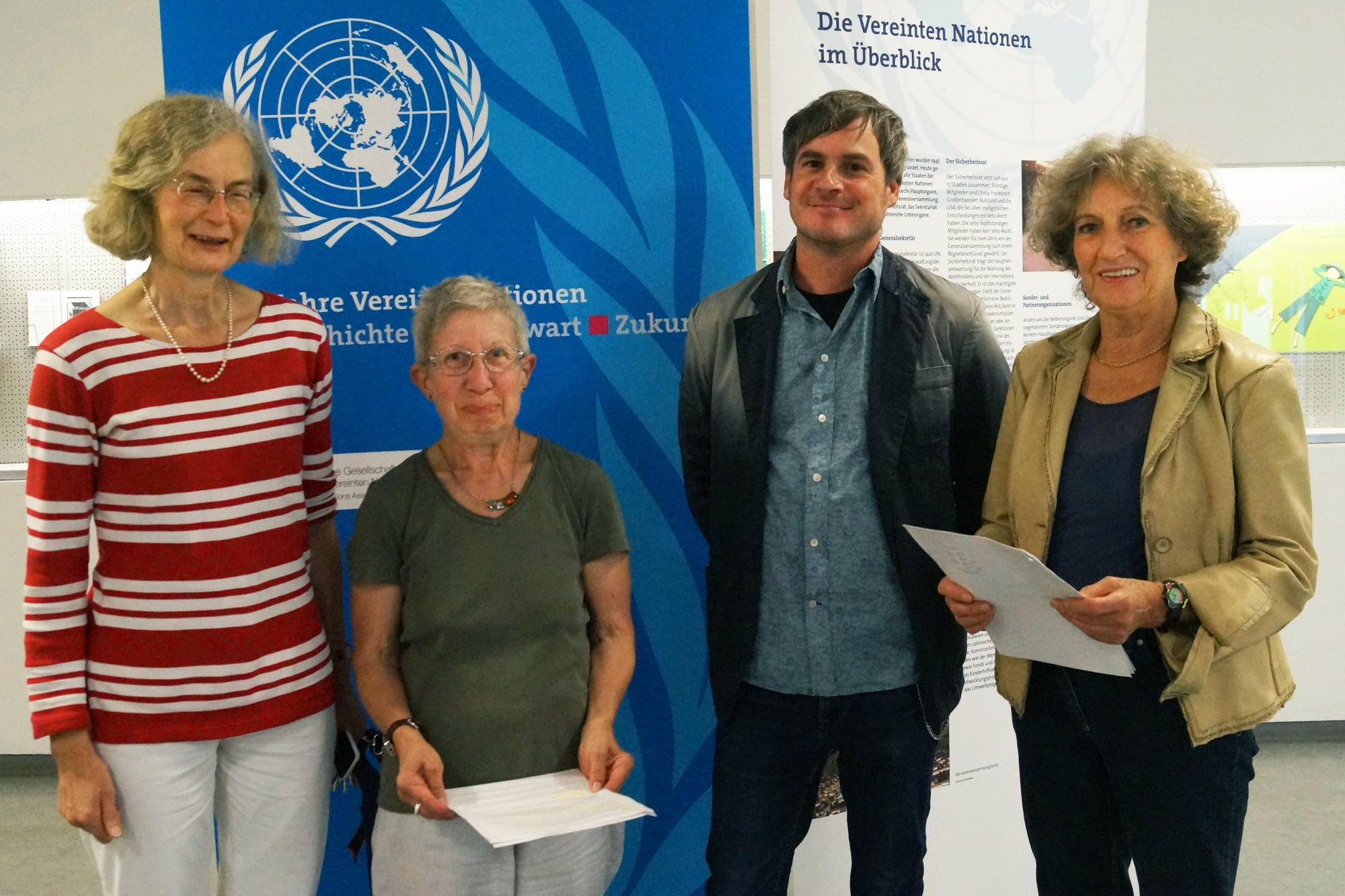 Organisatoren und Leserinnen (v.l.n.r.): Dr. Susanne Rothe, Leiterin der Benutzung der UB, Stefanie Krebs-Pahlke, Michael Franke-Maier, stellvertretender Leiter der Zugangsabteilung der UB, und Helga Barten.