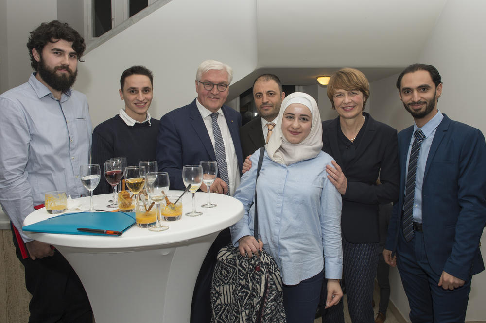 Gute Gesprächsatmosphäre: (v.l.n.r.) Elmedin Sopa, Wael Amayri, Bundespräsident Steinmeier, Mohamed Ali Mohamed, Raghad Koko, Elke Büdenbender und Muhammed Al Zeen.