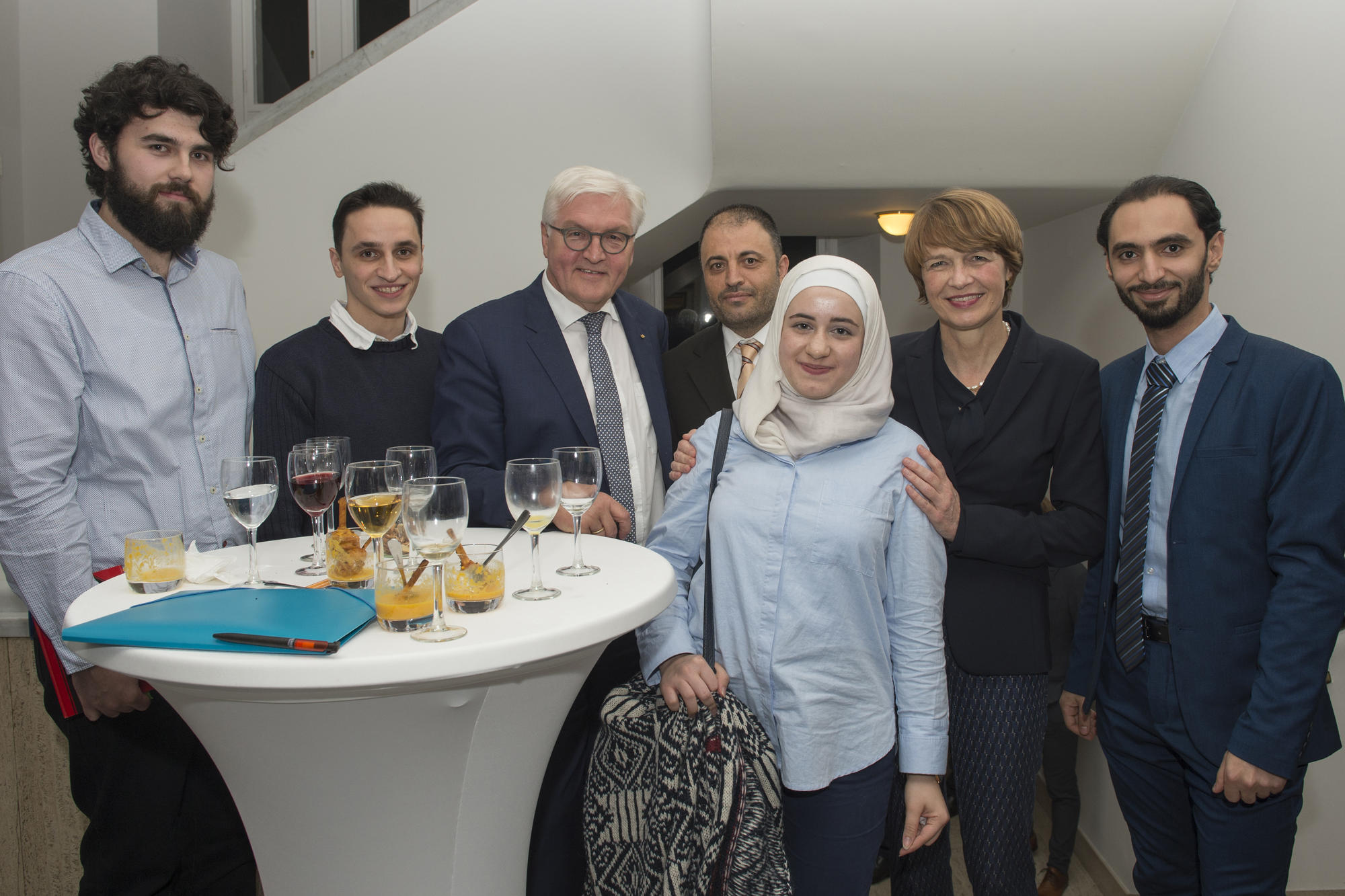 Gute Gesprächsatmosphäre: (v.l.n.r.) Elmedin Sopa, Wael Amayri, Bundespräsident Steinmeier, Mohamed Ali Mohamed, Raghad Koko, Elke Büdenbender und Muhammed Al Zeen.