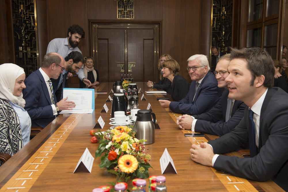 An der Freien Universität hatten sich der Bundespräsident und seine Ehefrau, der Regierende Bürgermeister sowie die Präsidentin und Präsidenten der drei Universitäten zu einem Gespräch mit syrischen Studierenden und Wissenschaftlern zusammengesetzt.