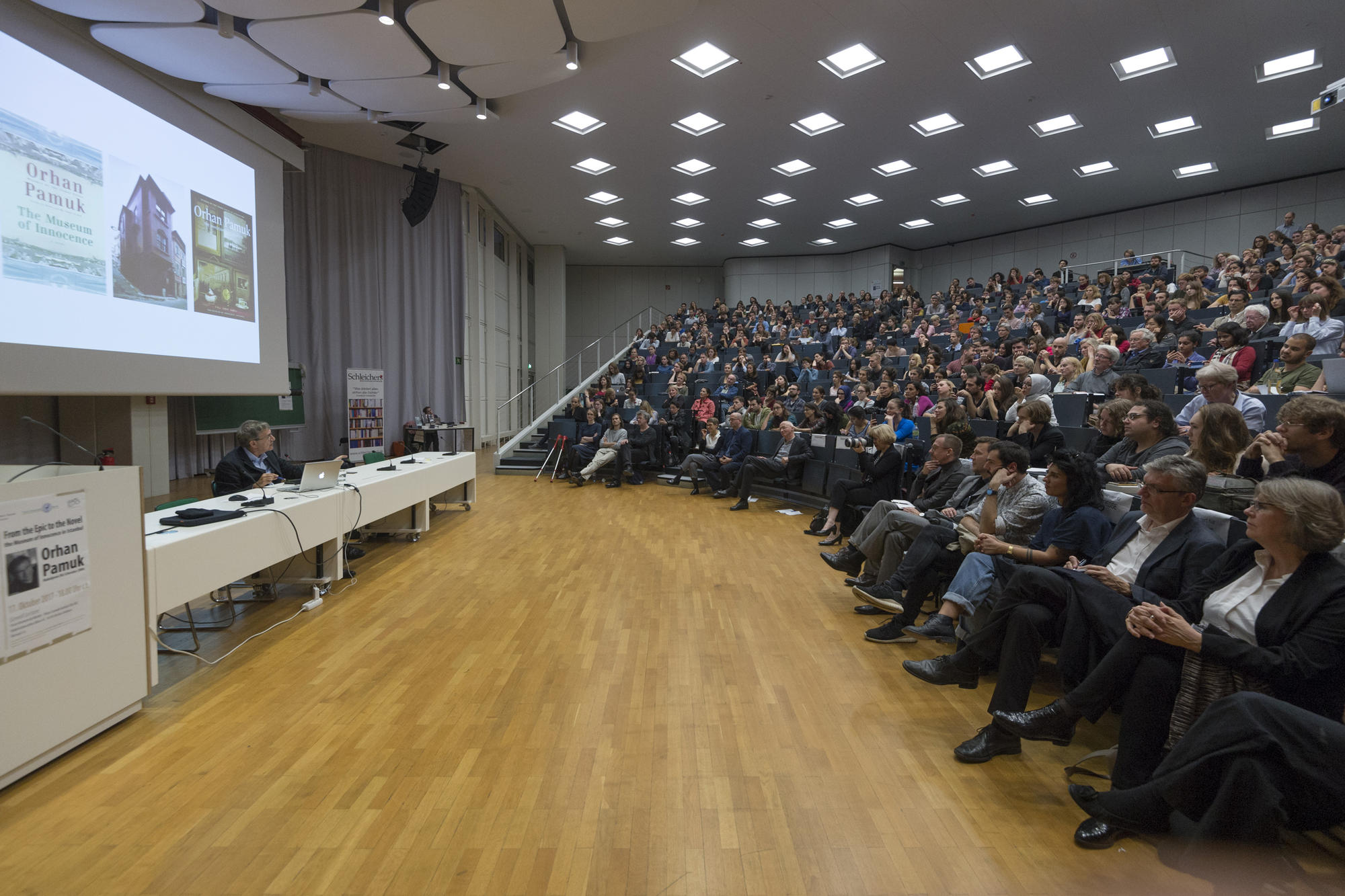 Füllt den Hörsaal: „From the Epic to the Novel – the Museum of Innocence in Istanbul" war der Titel der Szondi Lecture, die Orhan Pamuk Ende Oktober an der Freien Universität hielt.