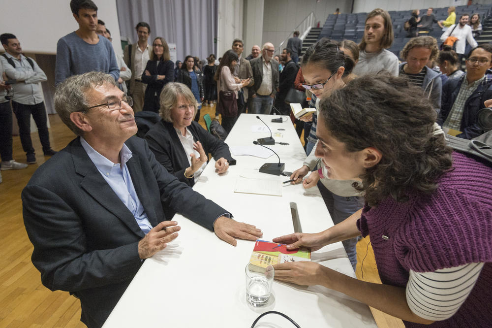 Nach seinem Vortrag und einem Gespräch signierte Orhan Pamuk.