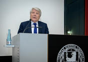 Professor Gunter Gebauer würdigte die vier Ernst-Reuter-Preisträgerinnen und -Preisträger.