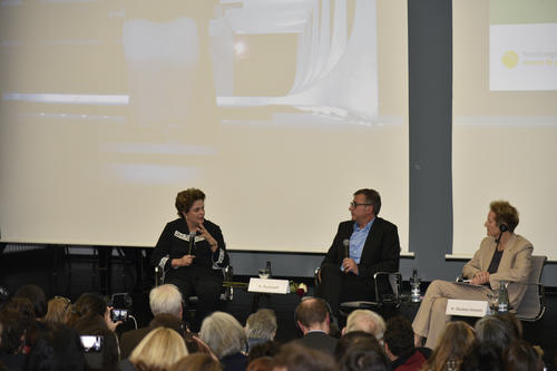 Sérgio Costa, a professor at Freie Universität Berlin, moderated a discussion between Dilma Rousseff (left) and Herta Däubler-Gmelin (right), a former German Federal Minister of Justice.