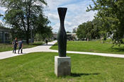 Kore ist zurück auf dem Campus: Zwei Jahre lang war die 1953 entstandene Skulptur des Bildhauers Karl Hartung an das „Kunsthaus Dahlem“ verliehen. Seit diesem Sommer steht sie wieder an ihrem angestammten Platz zwischen Gary- und Van't-Hoff-Straße.