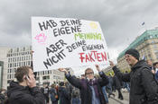 Für Forschung und Wissenschaft und gegen „alternative Fakten": Im Frühjahr gingen unter dem Motto „Science, not Silence" weltweit 100 000 Menschen auf die Straße, in Berlin waren es 11000 – unter ihnen zahlreiche Angehörige der Freien Universität.