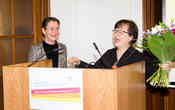 Gratulation zum Jubiläum: Dr. Mechthild Koreuber, Zentrale Frauenbeauftragte der Freien Universität, mit Prof. Dr. Eun-Jeung Lee, Sprecherin des Frauenrates.