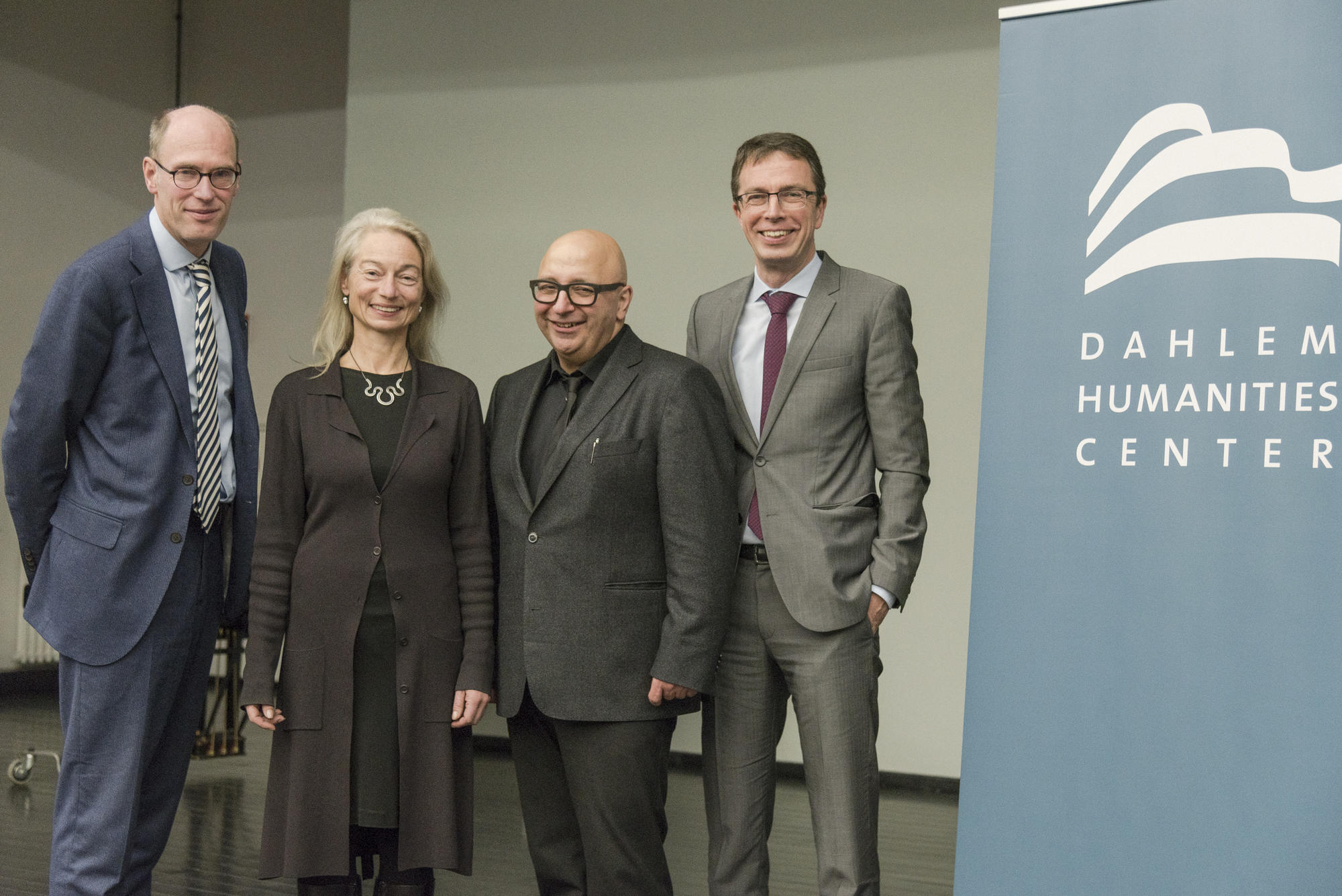 Universitätspräsident Peter-André Alt (links) und Soziologe Armin Nassehi sowie die Arabistin Beatrice Gründer und der Historiker Paul Nolte vom Dahlem Humanities Center (rechts).