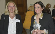 Martina Sick, designierte Verwaltungsleiterin des Fachbereichs Biologie, Chemie, Pharmazie, und Physikerin Prof. Dr. Catherine Dubourdieu.