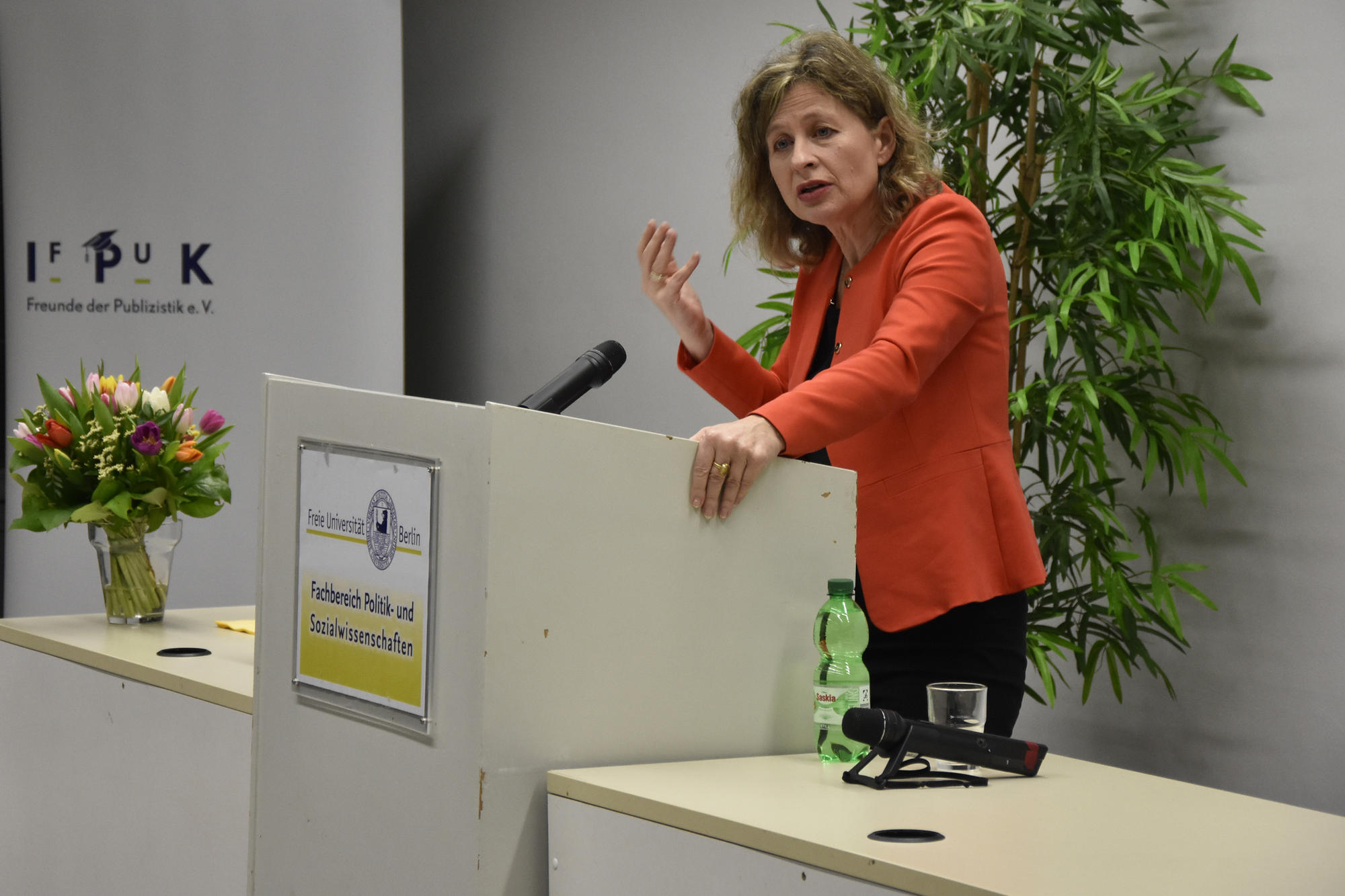 Die Journalistin Gisela Dachs zu Gast an der Freien Universität.