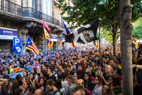 Im September 2017 demonstrierten Befürworter des Unabhängigkeitsreferendum vor dem katalanischen Wirtschafts­ministerium in Barcelona. Die Separationsbestrebungen Kataloniens und die Zukunft Europas waren Thema des 8. Berliner Europa-Dialogs.