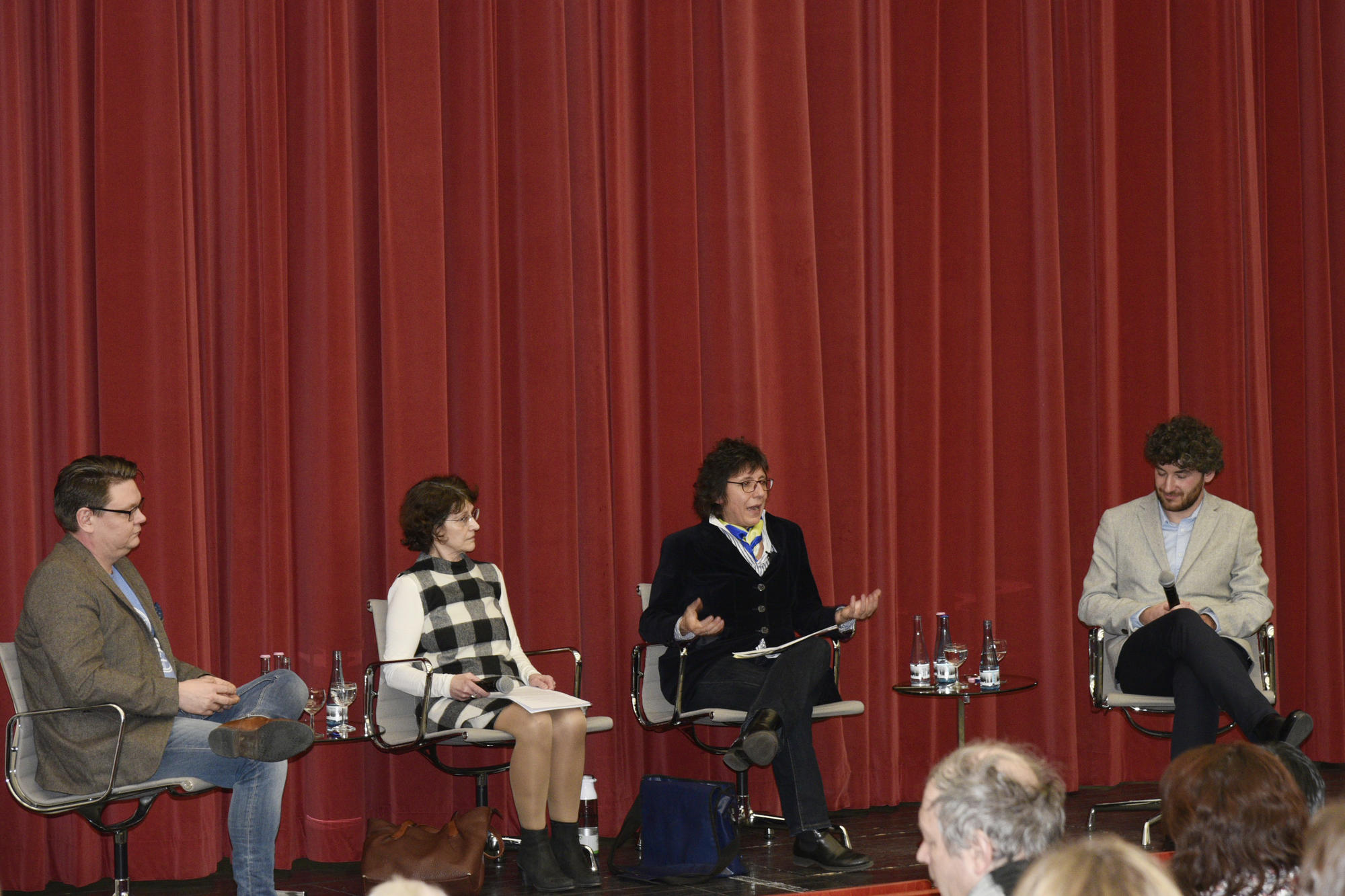 Auf dem Podium saßen (v.l.n.r.) Jan Diedrichsen (Gesellschaft für bedrohte Völker), Prof. Sabine Riedel (Stiftung Wissenschaft und Politik), Prof. Tanja Börzel (Freie Universität Berlin) und Bart Biesemans (freier Journalist).