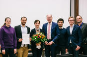 Chemieprofessorin Beate Koksch (links neben Prof. Peter-André Alt) und ihr Kollege Prof. Christoph Schalley (ganz r.) mit den Studierenden Elena Petersen und Anthony Krause sowie den Doktoranden Hendrik Schröder und Dorian Mikolajczak.