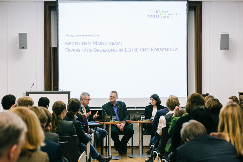 Auf dem Podium: Mathematikprof. Dr. Günter M. Ziegler, Chemieprof. Dr. Christoph Schalley, Politikwissenschaftsprof. Dr. Gülay Çaǧlar, (verdeckt) Angie Martiens und (ebenfalls verdeckt) Romanistikprof. Dr. Anita Traninger.