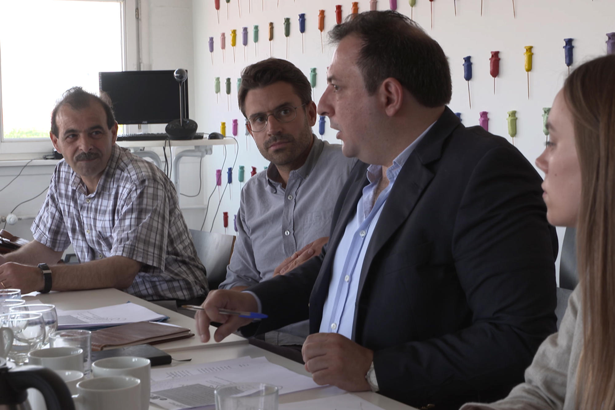 Die beiden syrischen Anwälte Anwar al-Bunni und Mazen Darwish bei einem Arbeitstreffen zur Vorbereitung der Strafanzeige.