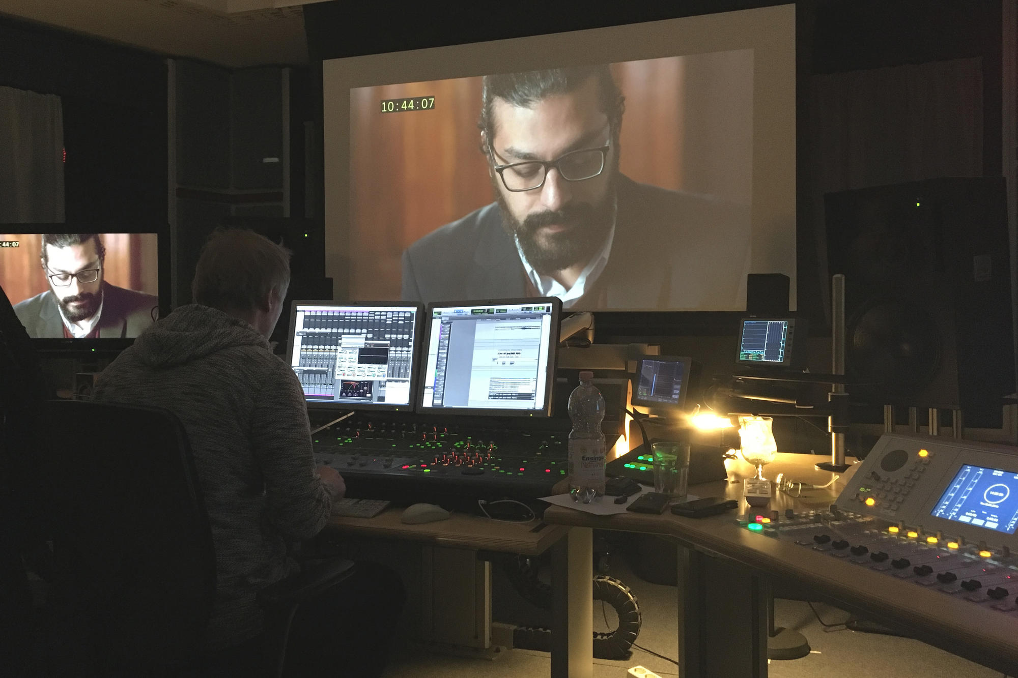 Khaled (hier auf dem Bildschirm bei der Sprachaufnahme während der Filmproduktion) und seine Frau Abeer haben Strafanzeige beim Generalbundesanwalt gestellt.