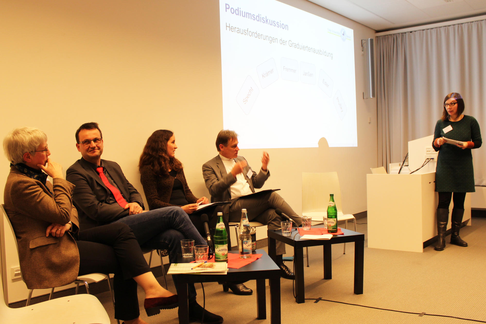 Bei der NEXT-Podiumsdiskussion diskutierten (v.l.) Gudrun Krämer, Anselm Fremmer, Sandra Janßen, Markus Edler und Jule Specht (nicht im Bild). Die Moderation übernahm Christine Prußky.