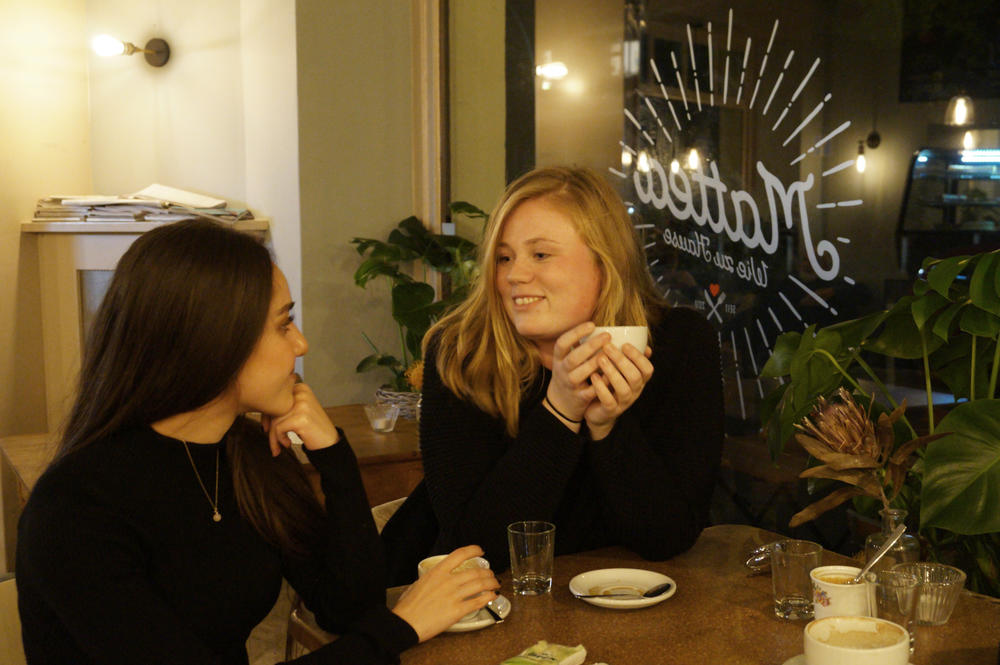 Für ihre „Buddy-Treffen“ wählen Rema Alkadre und Luna Fischer (v.l.) gern ein Café in Schöneberg.