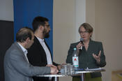 „Mit einem Haftbefehl würden wir deutlich machen, dass Deutschland kein sicherer Hafen für die Täter von Menschenrechtsverbrechen ist“, sagt Völkerrechtsprofessorin Heike Krieger in der Diskussion.