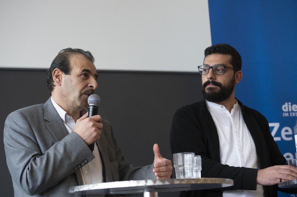 Im Anschluss an die Preview des SWR-Films „Zeugen gegen Assad“ diskutierten der syrische Anwalt Anwar al-Bunni (li.) und Khaled, ein Zeuge für die Strafanzeige beim Generalbundesanwalt.