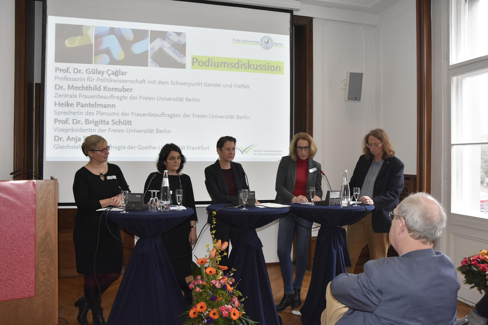 Im Gespräch: Anja Wolde, Gülay Çağlar, Mechthild Koreuber, Heike Pantelmann und Brigitta Schütt (von links).