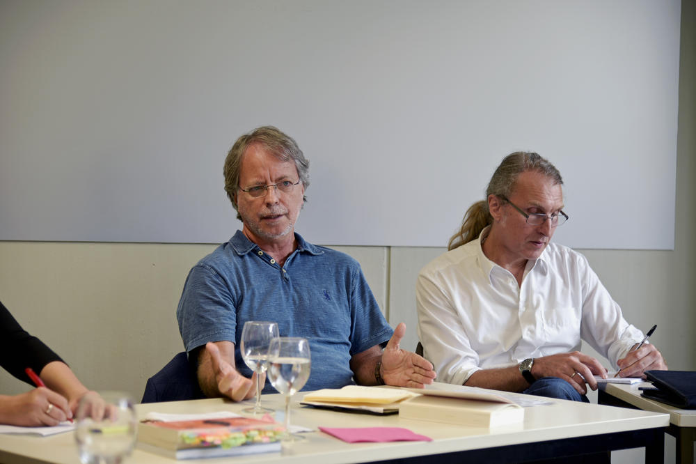 „Identität ist vielfältig, plural und letztlich ein Trugbild“, sagte der mosambikanische Schriftsteller Mia Couto bei seinem Besuch am Institut für Romanische Philologie; rechts der Dolmetscher Michael Kegler.