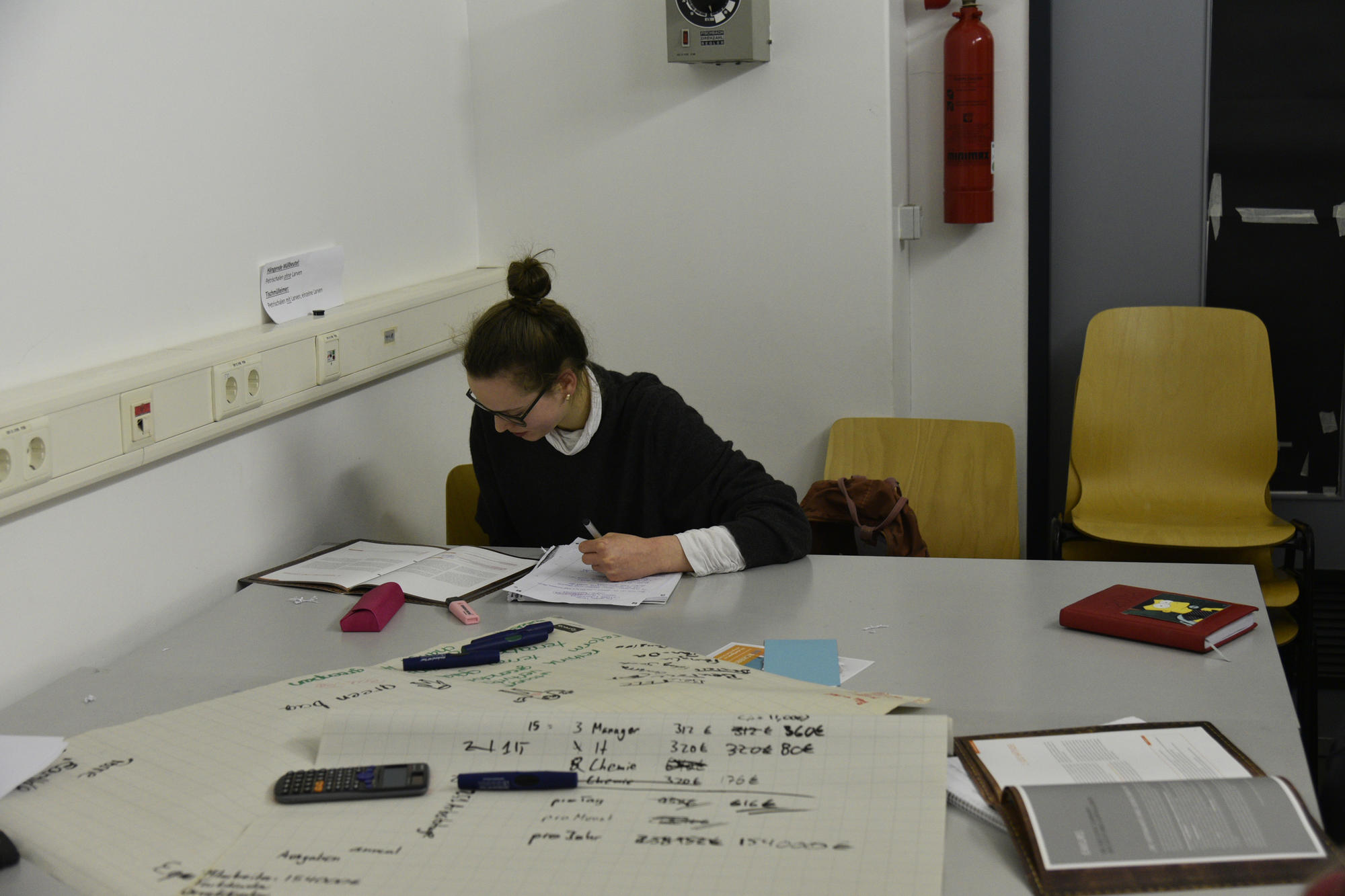 Anna-Maria arbeitet gemeinsam mit Mitschülerinnen und Mitschülern am Businessplan für den Stoffbeutel.