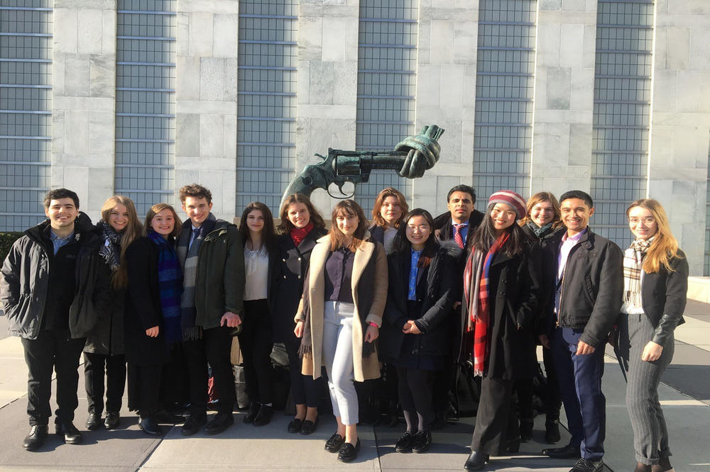 Die Delegierten der Freien Universität vor der Non-Violence Statue in New York City.
