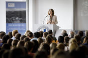 Bundesjustizministerin Katarina Barley stellt im vollbesetzten Hörsaal am Fachbereich Rechtswissenschaft die Ergebnisse des Rosenburg-Projekts vor.