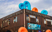 Die Gebäude der Freien Universität waren zur Langen Nacht leuchtend bunt geschmückt.