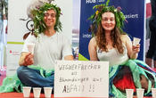 Mit eine Kopfschmuck aus Pflanzen machten die Studierenden Ekaterina Stacherodt und Viktor Jung auf einen Becher aufmerksam, der in kurzer Zeit kompostiert werden kann und somit helfen soll Papp- und Plastikmüll zu vermeiden.