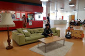 Tag 1: Das "Wohnzimmer" wird im Foyer der Mensa II in der Silberlaube der Freien Universität aufgebaut.