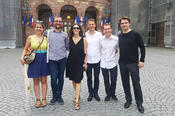 Barbara Gerster (links), Jakob (2. v. l.) und André (5. v. l.) vom Organisationsteam, die Dirigentin Donka (3. v. l.), der Geschäftsführer Tobias (4. v. links) und der Solist David (rechts) machen sich bereit für den Empfang.