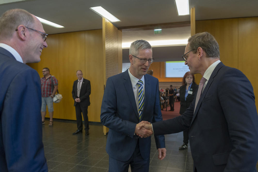 Am 6. Juli übergab Peter-André Alt (l.) das Amt des Präsidenten der Freien Universität Berlin an seinen Nachfolger Günter M. Ziegler, hier mit Berlins Regierendem Bürgermeister Michael Müller (re.).