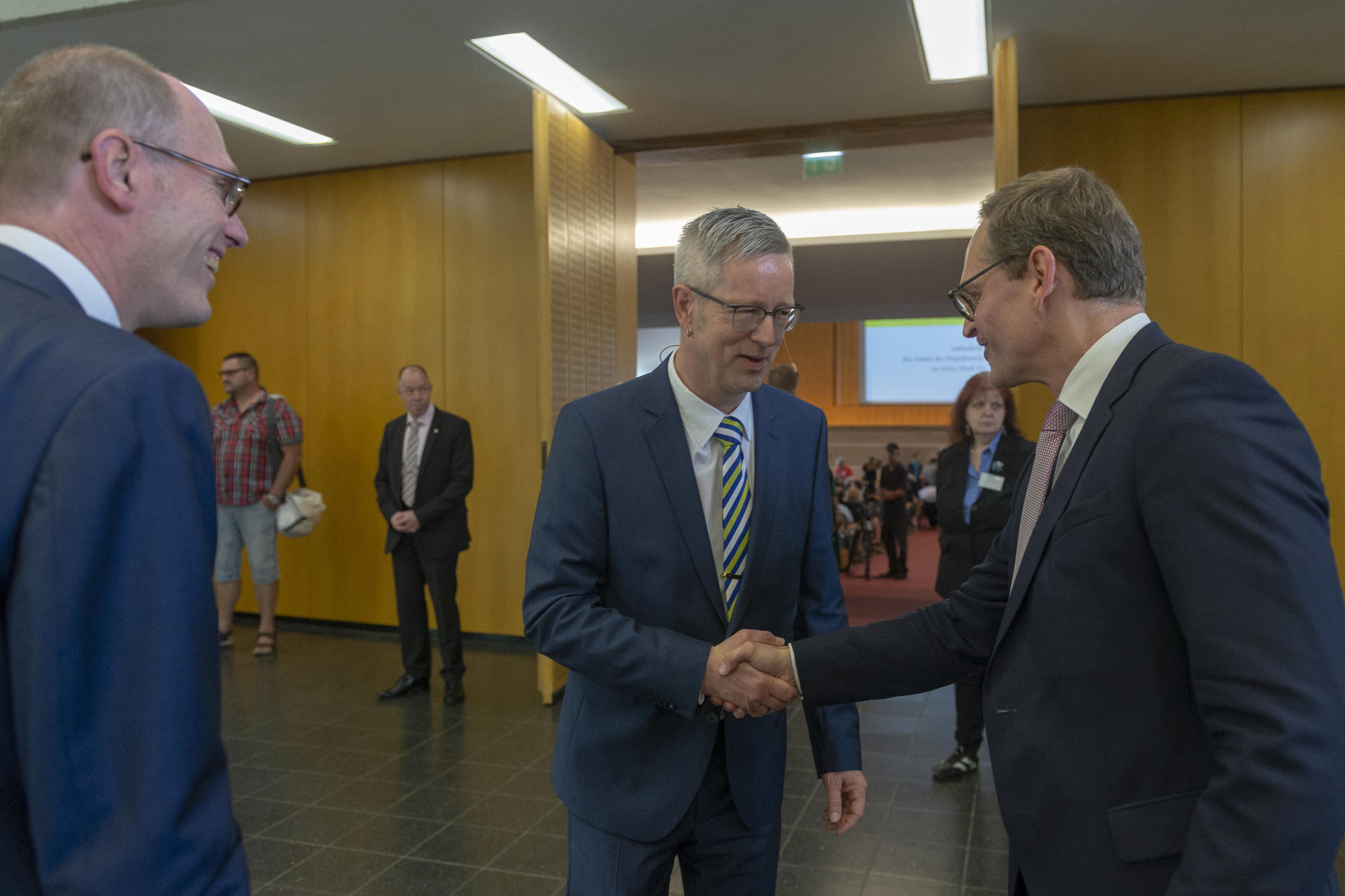 Am 6. Juli übergab Peter-André Alt (l.) das Amt des Präsidenten der Freien Universität Berlin an seinen Nachfolger Günter M. Ziegler, hier mit Berlins Regierendem Bürgermeister Michael Müller (re.).
