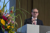 Die Freie Universität sei „ein unverzichtbarer Teil der Wissenschaftsstadt Berlin“ und genieße weltweit größtes Ansehen, sagte der Regierende Bürgermeister Michael Müller. Peter-André Alt habe einen wesentlichen Beitrag geleistet.