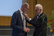 ... und überreichte Peter-André Alt die Goldene Ehrennadel der Freien Universität.