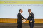 Der Regierende Bürgermeister Michael Müller überreichte dem neuen Präsidenten der Freien Universität Berlin die Ernennungsurkunde und wünschte ihm alles Gute.
