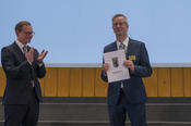 Der neue Präsident der Freien Universität Günter M. Ziegler mit seiner Ernennungsurkunde.