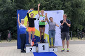 Siegerin über zehn Kilometer wurde Alena Kühlein mit 39 Minuten 27. Hannah Penz (42:28) und Monika Thiel (42:50) landeten auf den Plätzen zwei und drei. Links jubelt Kanzlerin Andrea Bör, rechts Hochschulsportdirektor Christian Mundhenk.
