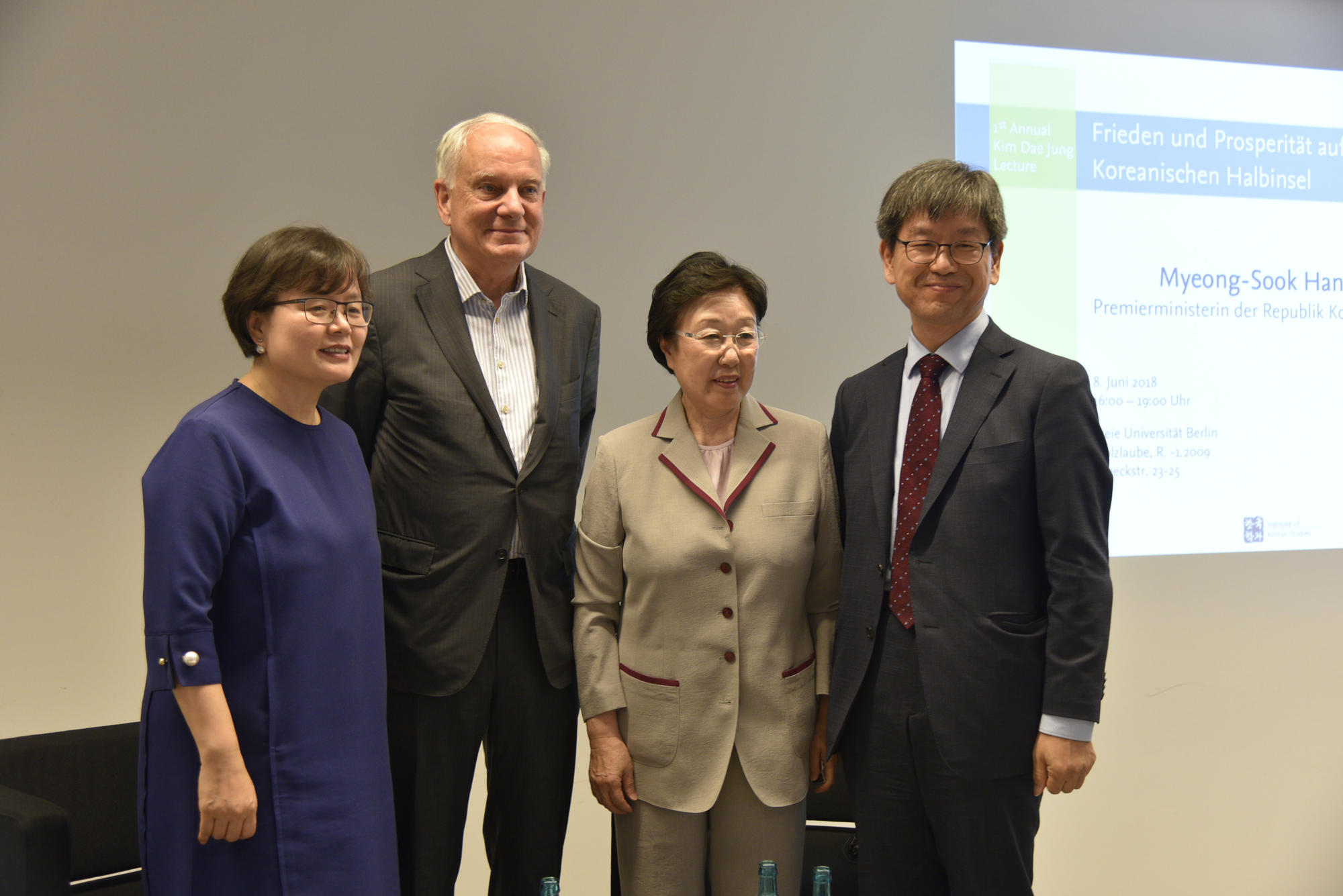 V.l.n.r.: Professorin Eun-Jeung Lee, Leiterin des Instituts für Koreastudien, Norbert Baas, deutscher Botschafter a.D. in Seoul, die ehemalige Premierministerin Südkoreas Han Myeong-Sook und der Leiter der KDJ-Bibliothek, Professor Myung-lim Park.