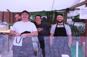 Gleich geht's los, wir sind gut drauf! Der Grillstand ist für den Ansturm vorbereitet.