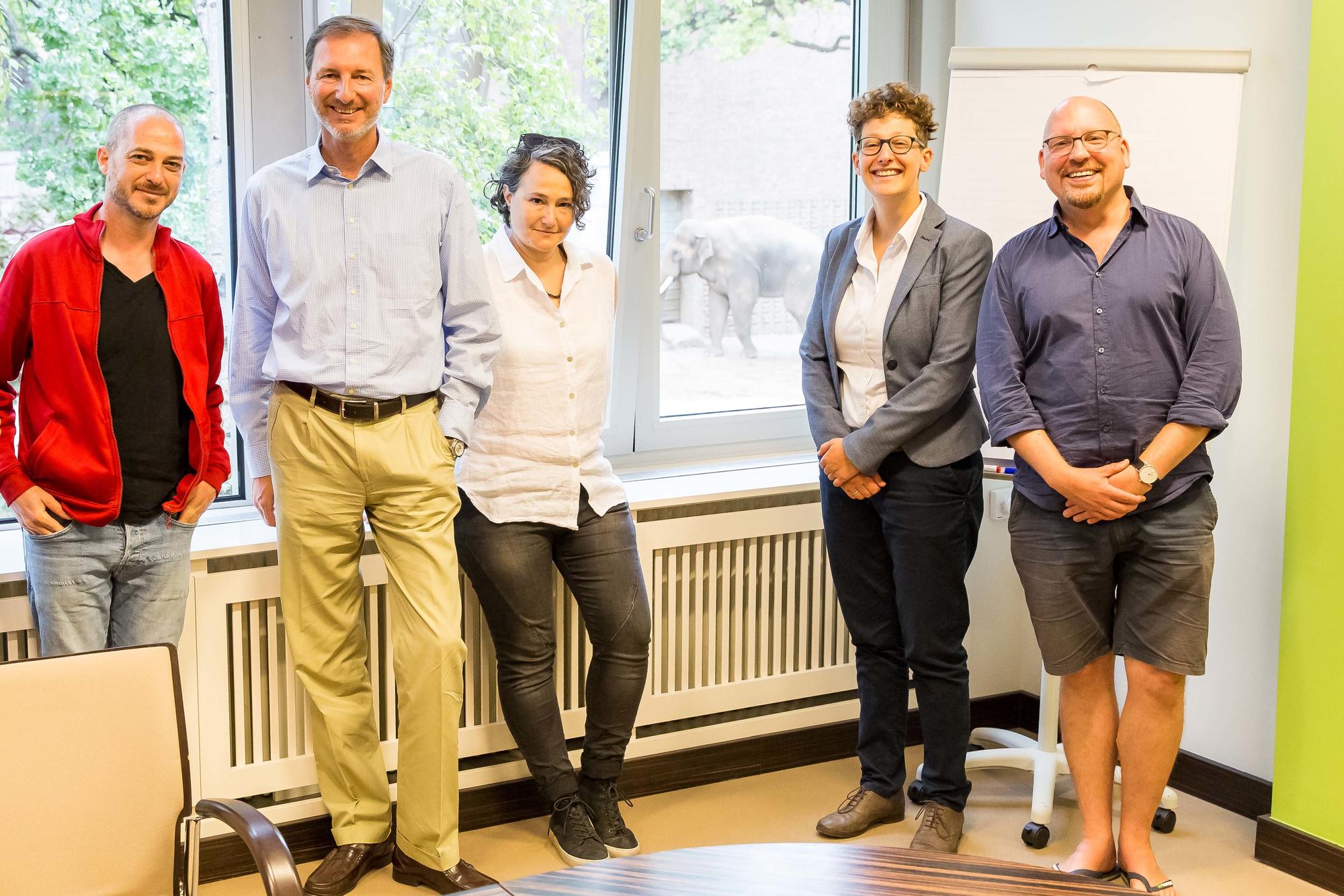 Die israelischen Fellows Tuvia Singer (li.) und Hilla Lavie (3.v.l.) mit Zoodirektor Andreas Knieriem (2.v.l.), dem Historiker Clemens Maier-Wolthausen (re.) und Judith Winkler vom Center for International Cooperation. Im Hintergrund: Elefant Victor.